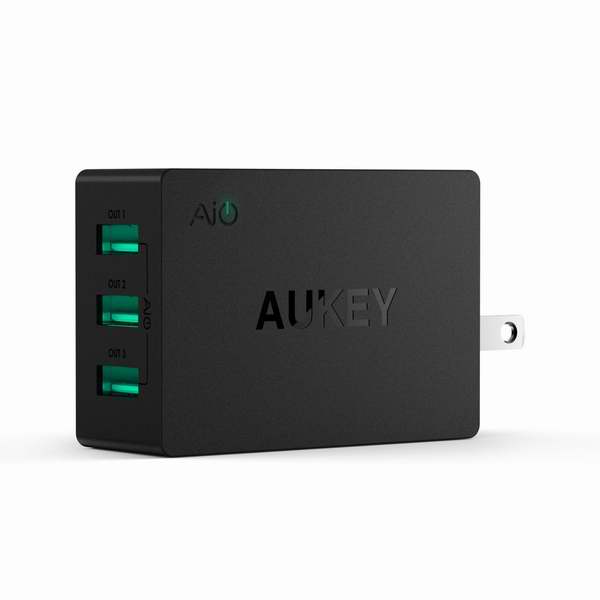  Aukey 30W/6A 3口智能快速充电器6.2折 9.99元限量特卖！