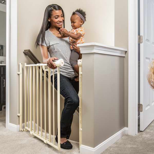  Evenflo 4233052 金属婴幼儿楼梯安全防护门6.9折 47.97元限时特卖并包邮！