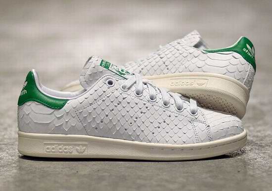  ADIDAS 阿迪达斯 Stan Smith 蛇纹压花白色经典绿尾鞋 63加元，原价 140加元