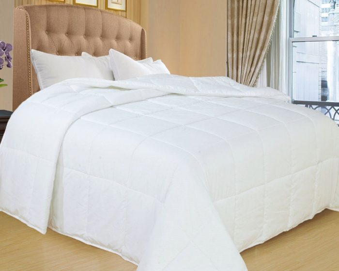 Natural Comfort King Size 仿羽绒被 63.99元，原价 125元，包邮