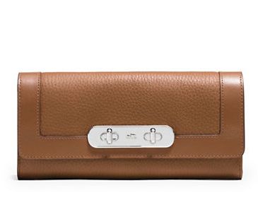  COACH Swagger 信封钱包 117.59加元，原价 280加元，包邮