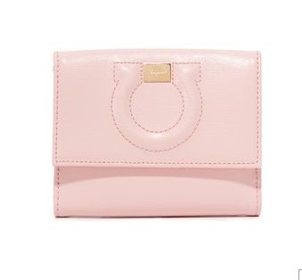  Salvatore Ferragamo Embossed粉色钱包 397.72加元，原价 530.29加元，包邮