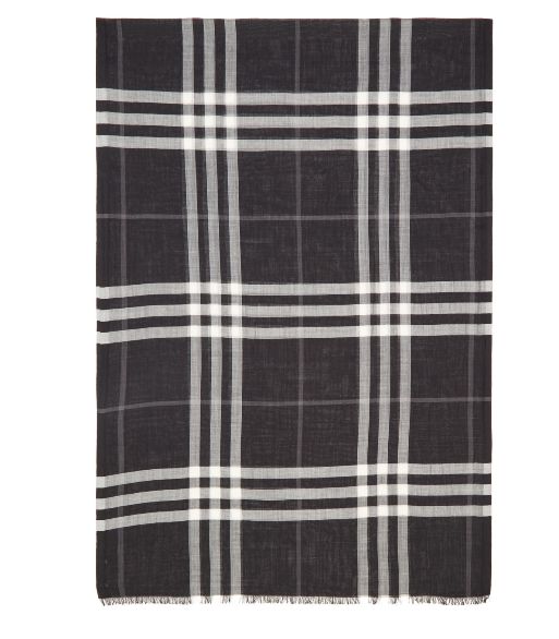  Burberry经典黑色格子围巾 375加元，原价 500加元，包邮
