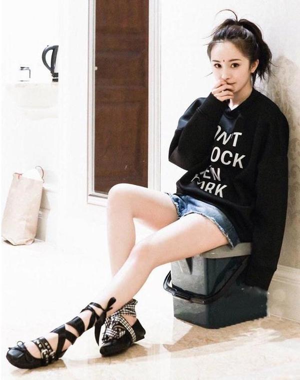  明星街拍爆款！SSENSE精选多款Miu Miu 美包，美鞋，服饰 6.8折起特卖！全场包邮，支持直邮中国！