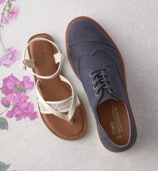  TOMS 特卖区精选大量超舒适休闲鞋履及手袋5.5折起限时特卖，额外再打8.5折！
