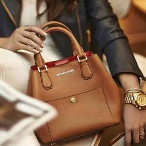  MICHAEL KORS Greenwich 经典折耳包 171.75加元（5色），原价 428加元，包邮