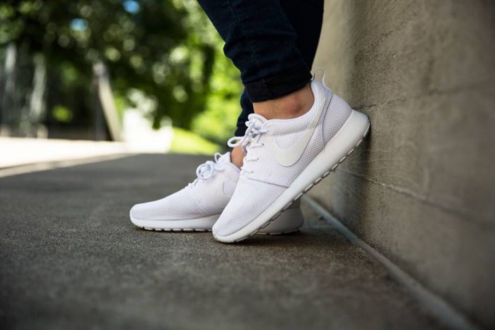  NIKE Roshe 男款时尚慢跑鞋 56.25-63.75加元（3色），原价 100加元