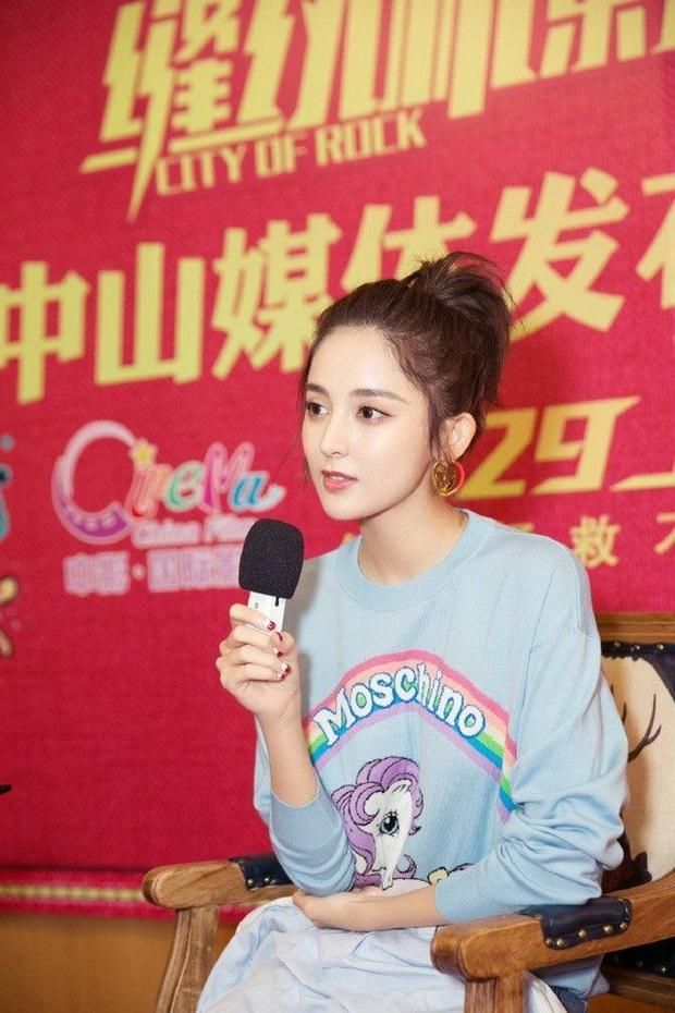  古丽娜扎身穿 Moschino 彩虹小马针织运动衫，青春无敌超可爱！