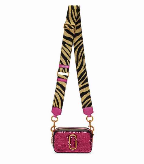  Marc Jacobs Sequin & Zebra 宽带相机包 381加元，原价 515加元，包邮