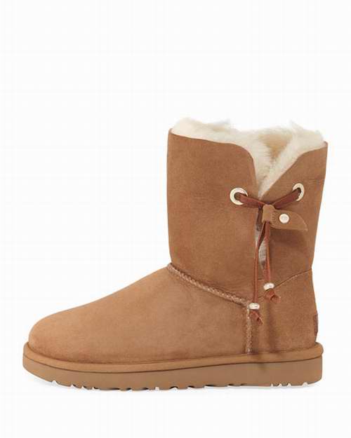  UGG Maia 女款侧面绑带雪地靴 169.99加元，原价 245加元