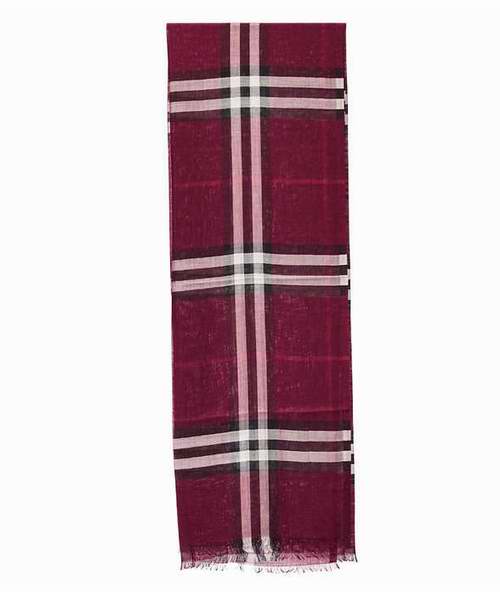  Burberry 羊毛混纺格子围巾 329.99加元，官网价 500加元