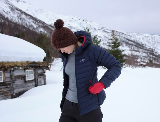  Arc'teryx 始祖鸟 X Altitude Sports联名限量版 850 轻便连帽羽绒服 314.99加元包邮，原价 449.99加元！男女3款可选！