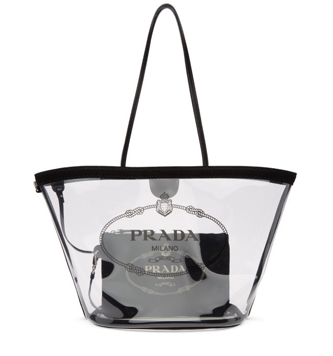  时尚度依旧不减 Prada PVC Logo 托特透明塑料袋 1082加元，原价 1230加元，包邮