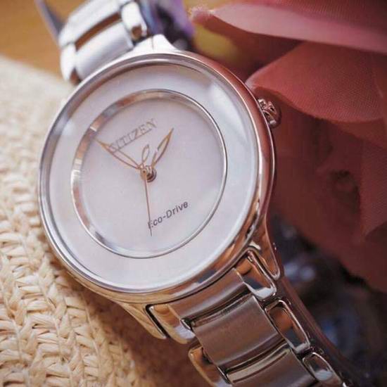  白菜速抢！历史新低！Citizen 西铁城 Circle of Time EM0380-81D 时尚光动能 女士贝母腕表1.9折 80.09加元包邮！