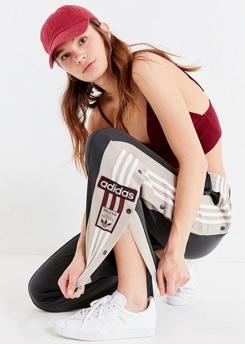  Urban Outfitters 国庆大促：夏季特卖区男女服饰额外 7折优惠！三叶草、FILA、Champion潮牌也打折！