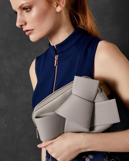  Ted Baker Giant Knot 蝴蝶结相机包 130.72加元（原价 249加元）！黑色、粉色两款可选