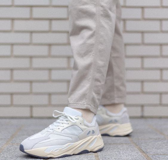  手慢无！Yeezy Boost 700 最新配色 Analog 潮鞋 400加元+包邮！