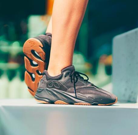  Yeezy Boost700 Utility Black纯黑配色 400加元热卖！