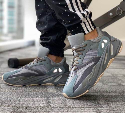  Yeezy Boost 700 灰蓝色 男女复古老爹鞋  售价 400加元（男士8、6.5码、女士8.5码）