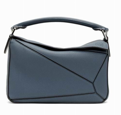  Loewe 蓝色小号几何包 2095加元，官网价 3390加元，包邮