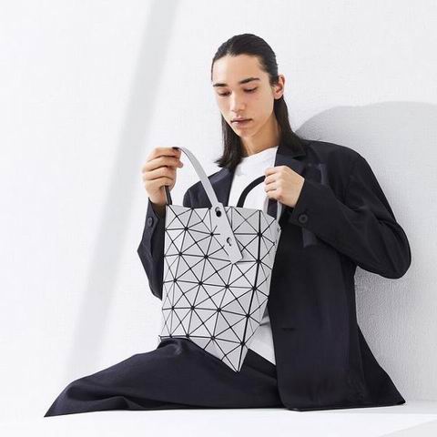 Bao Bao Issey Miyake 三宅一生 Lucent 未来感几何包 499.95加元(原价 725加元)