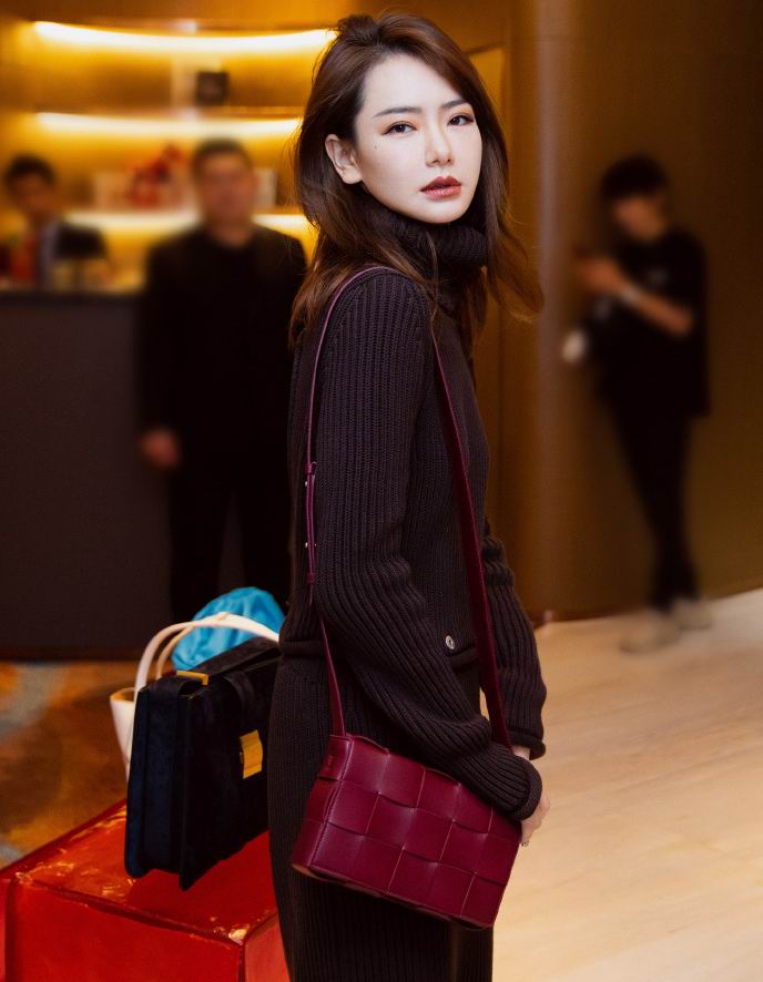  Farfetch年终大促 精选大牌美包3折起+额外7折：相机包245加元、6折入Bottega Veneta单肩包、新款Burberry铆钉 Belt手提包 1863加元
