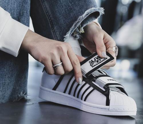  JI WON CHOI X OLIVIA OBLANC X ADIDAS 三方联名鞋款 160加元