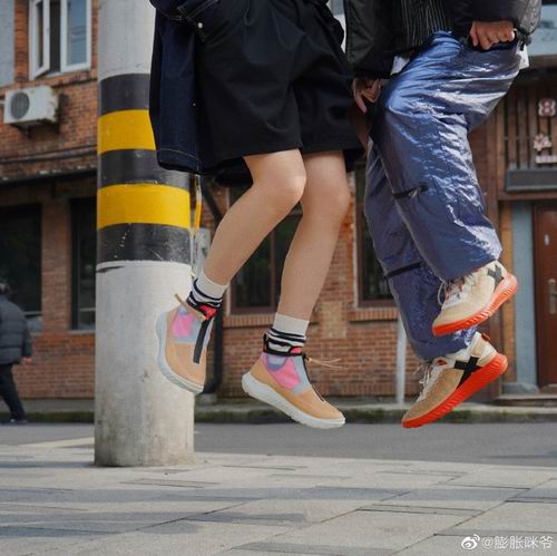  Ecco 舒适轻巧休闲鞋 3折起+包邮！生活和造型简单一点， 让创造力发挥更多的可能性