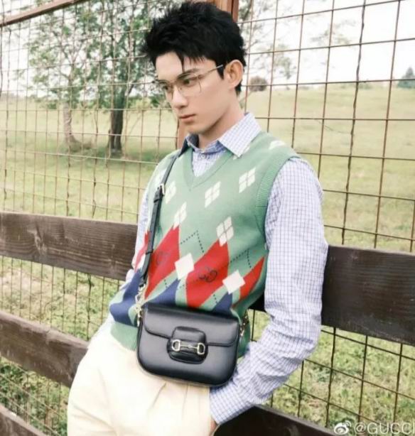  吴磊鹿晗同款！Gucci GG 1955 Horsebit 复古单肩包 3155加元，官网价 3695加元，包邮