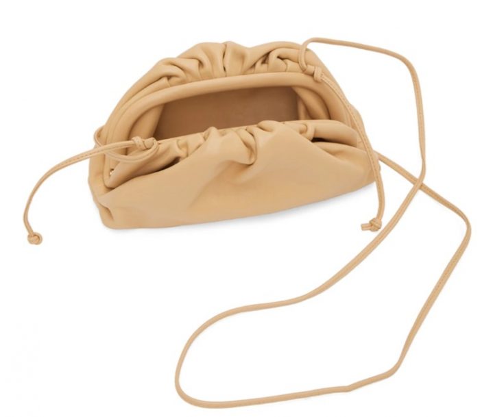  Bottega Veneta 小号云朵包 1275加元，原价 1850加元，包邮