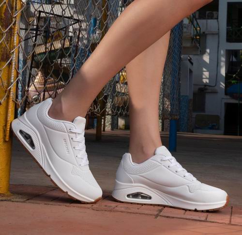  Skechers Uno - Stand女士气垫运动鞋 53.41加元（6码），原价 94.99加元，包邮