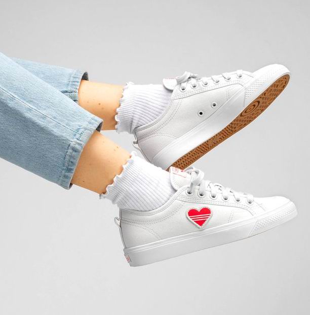  Adidas三叶草时尚爱心小白鞋、运动鞋4.1折起+额外8.5折，封面款66加元！
