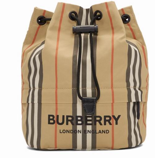  Burberry 尼龙经典格纹水桶包 410加元+包邮！官网价400美元（约526加元）