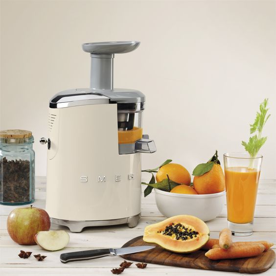  SMEG 颜值超高复古 慢速榨汁机 7.5折 599.99加元（原价 799.99加元），外观就是一件艺术品