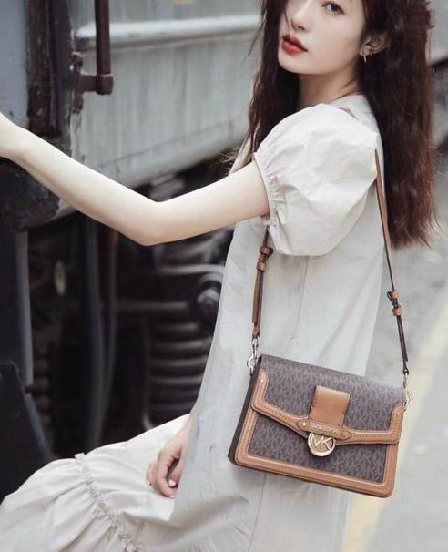  Michael Kors Jessie 百搭又实用 复古单肩包/斜挎包 149加元，原价 378加元，包邮