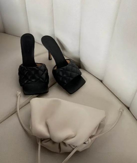  时尚达人追捧！Bottega Veneta 迷你云朵包 6.5折 1420加元，原价 2170加元，包邮