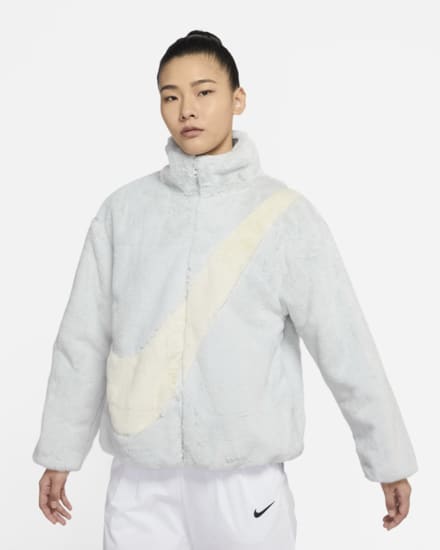  引发全球潮流时尚爱好者的追捧！Nike 大LOGO人造皮草夹克 150.99加元（原价 215加元），3色可选