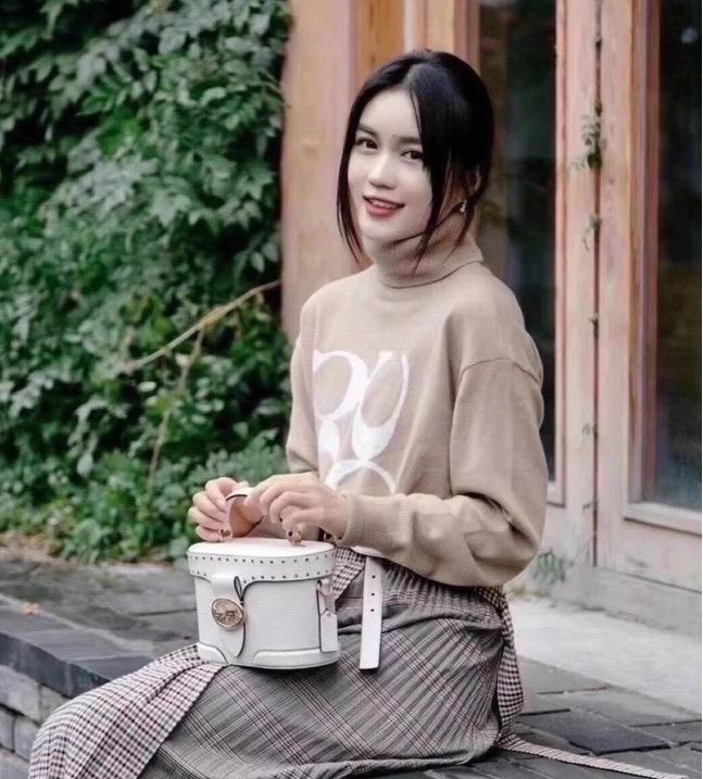 Coach Georgie Gem 铆钉复古盒子包 140美元，原价 350美元，包邮无关税