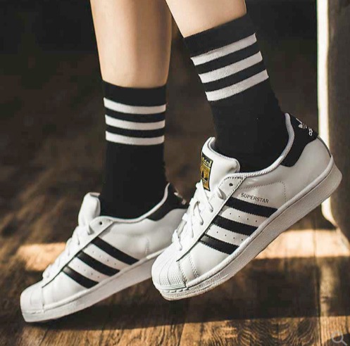  adidas三叶草潮款运动服、运动鞋6折起+满立减10加元：T恤 19.2加元、小绿鞋 62加元