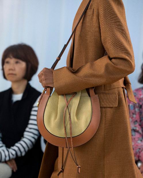  LOEWE 时尚服饰 6折起：拼色马蹄包 1115加元、切尔西靴 755加元