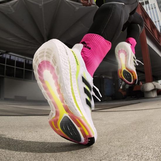  黑五闪购：史上最强跑鞋 adidas Ultraboost 系列成人儿童运动鞋5折起！低至115加元！