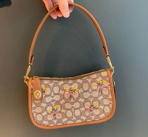  Coach Swinger 花束刺绣腋下包 276.5加元（原价 395加元）+满500加元送零钱包（4选1）+包邮！