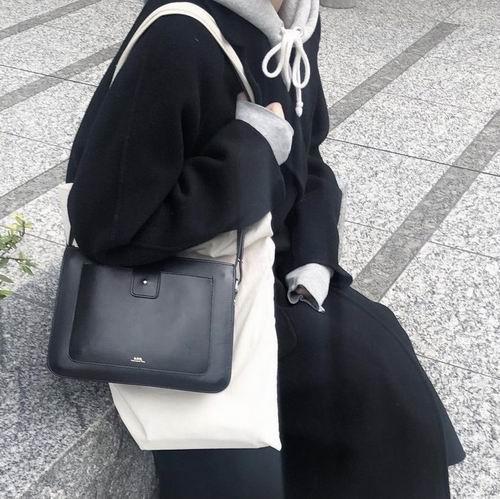  A.P.C.  Albane 单肩包 5.7折 445加元，2色可选！