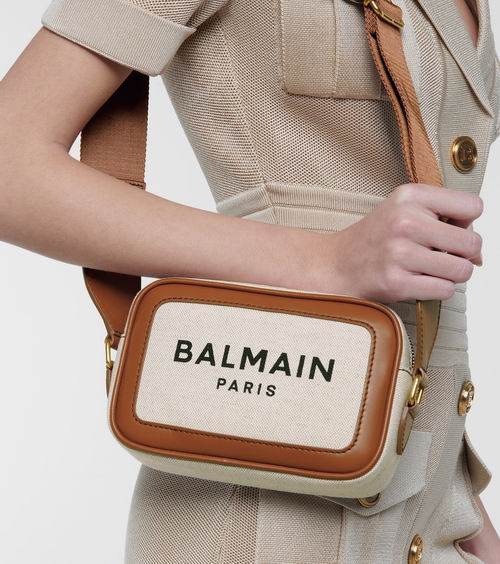  Balmain时尚潮款服饰8.5折：Barbie限量版T恤 297加元、腋下包1185加元、 42托特包913加元、相机包841加元