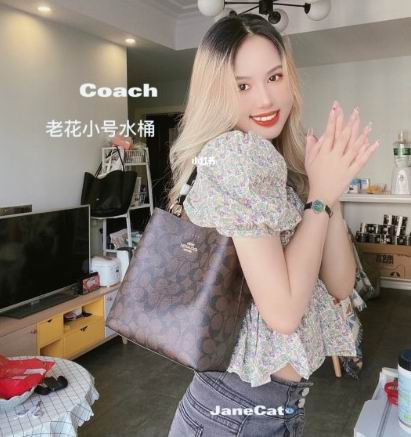  Coach Town小号老花水桶包 104.12加元（原价 350加元）+包邮无关税！3款可选！