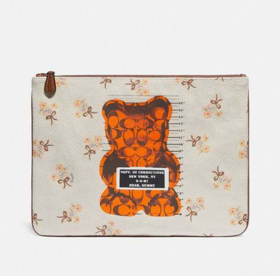  Coach × Vandal Gummy联名大号小熊手拿包 58.9加元（原价 198加元）+包邮无关税！