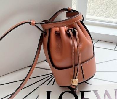  Loewe  Nano Balloon气球包 1050加元（原价 1750加元）