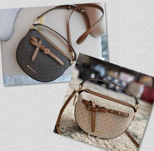  MICHAEL KORS Emilia 中号Logo斜挎包 99加元（原价 498加元）！