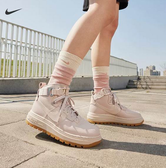  显瘦显腿长！爆款Nike Air Force 1 High Utility 2.0高帮运动鞋 123.25加元（原价 145加元）+包邮！