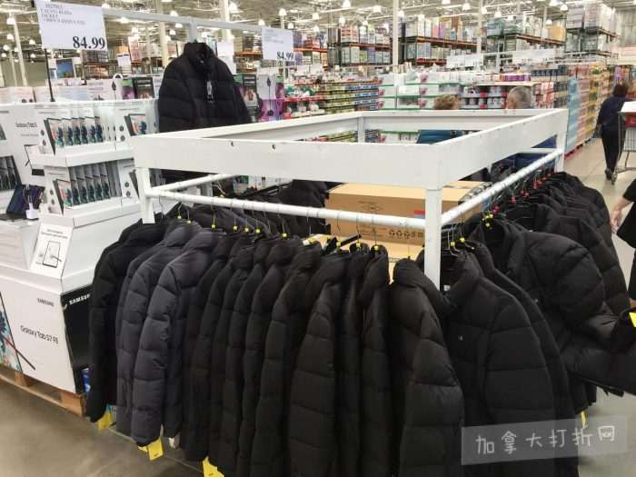 独家！【加东版】Costco店内实拍，有效期至10月16日！荔枝酥.99、儿童退烧药.99、Tommy夹克.99、蔓越莓https://www.canadadz.com/wp-content/uploads/2022/10/2022101118464924-700x525.jpg.97、淋浴头.99、淋浴置物架.99、灭火器.99、冰冻牛角包.99！